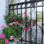 With The Veranda Maison d'hôtes
